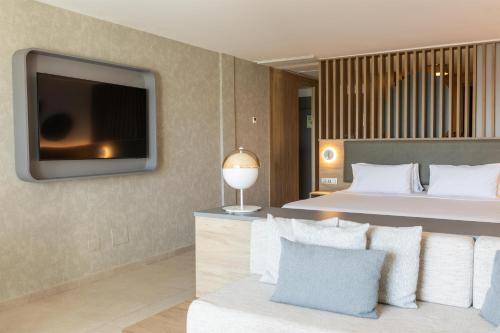 Suite Junior con vistas frontales al océano del hotel Radisson Blu Resort Lanzarote - Adults Only +16. Foto 1