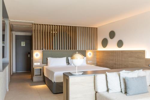 Suite Junior con vistas frontales al océano del hotel Radisson Blu Resort Lanzarote - Adults Only +16. Foto 2