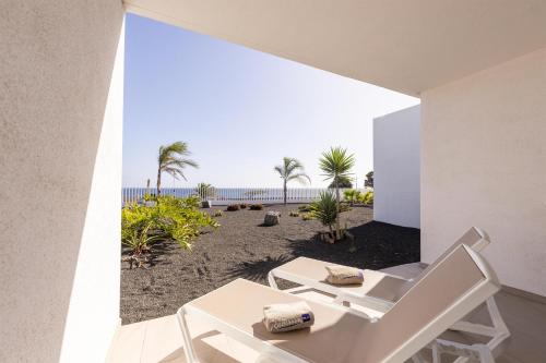 Suite Junior con vistas frontales al océano del hotel Radisson Blu Resort Lanzarote - Adults Only +16. Foto 5
