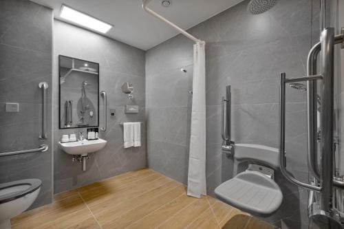 Habitación Doble adaptada para personas con movilidad reducida del hotel Riu Plaza London Victoria. Foto 8