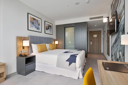 Habitación Doble Deluxe con cama extragrande y vistas a la ciudad del hotel Riu Plaza London Victoria