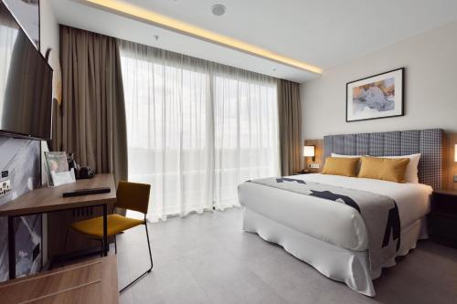 Habitación Deluxe con cama grande del hotel Riu Plaza London Victoria. Foto 3