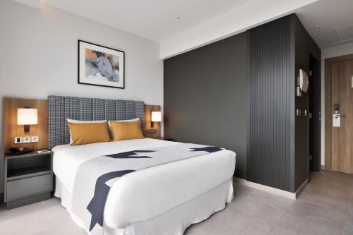 Habitación Deluxe con cama grande del hotel Riu Plaza London Victoria. Foto 4