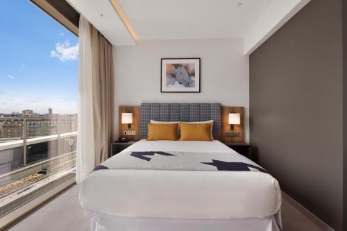 Habitación Deluxe con cama grande del hotel Riu Plaza London Victoria. Foto 5