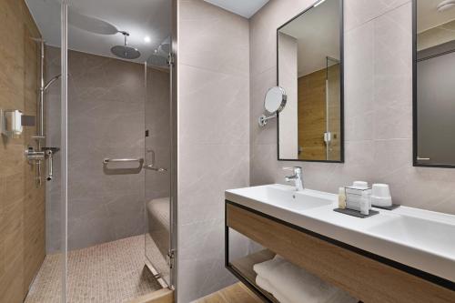 Deluxe Familiar Triple del hotel Riu Plaza London Victoria. Foto 3