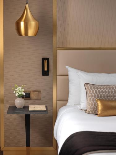 Habitación Privilege con cama extragrande del hotel Niepce Paris , Curio Collection By Hilton. Foto 1