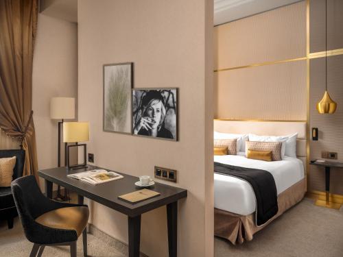 Habitación Privilege con cama extragrande del hotel Niepce Paris , Curio Collection By Hilton. Foto 3