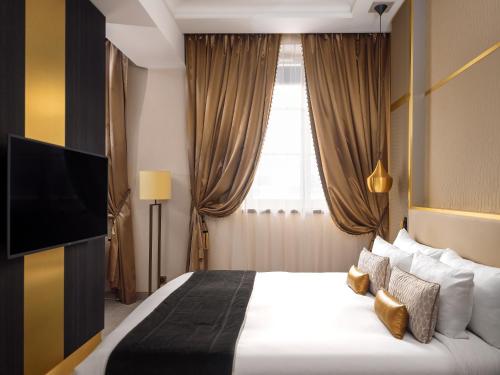 Habitación Privilege con cama extragrande del hotel Niepce Paris , Curio Collection By Hilton. Foto 4