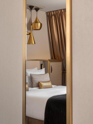Habitación con cama grande del hotel Niepce Paris , Curio Collection By Hilton. Foto 1