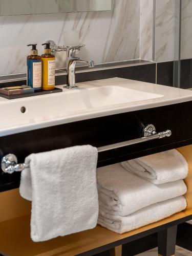 Habitación con cama grande adaptada para personas de movilidad reducida del hotel Niepce Paris , Curio Collection By Hilton