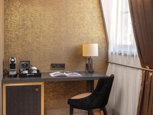 Habitación con cama grande adaptada para personas de movilidad reducida del hotel Niepce Paris , Curio Collection By Hilton. Foto 2