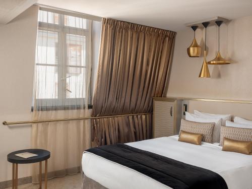 Habitación con cama grande adaptada para personas de movilidad reducida del hotel Niepce Paris , Curio Collection By Hilton. Foto 3