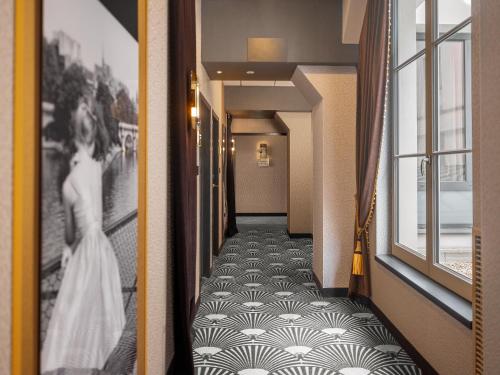 Suite Junior con cama grande del hotel Niepce Paris , Curio Collection By Hilton. Foto 1