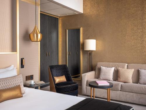 Suite Junior con cama grande del hotel Niepce Paris , Curio Collection By Hilton. Foto 2