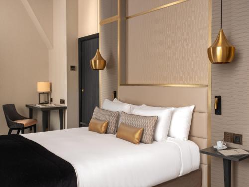 Suite Junior con cama grande del hotel Niepce Paris , Curio Collection By Hilton. Foto 3