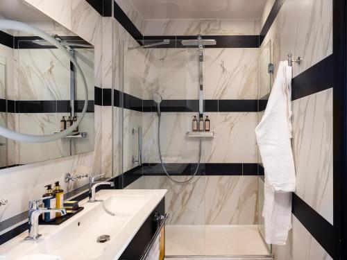 Suite Junior con cama grande del hotel Niepce Paris , Curio Collection By Hilton. Foto 4
