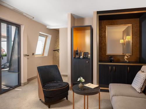 Suite Junior con cama grande del hotel Niepce Paris , Curio Collection By Hilton. Foto 6