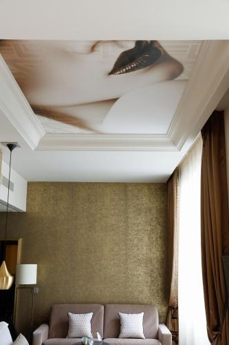 Suite Junior con cama grande del hotel Niepce Paris , Curio Collection By Hilton. Foto 7