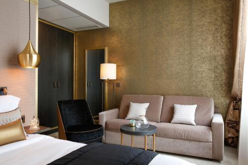 Suite Junior con cama grande del hotel Niepce Paris , Curio Collection By Hilton. Foto 8