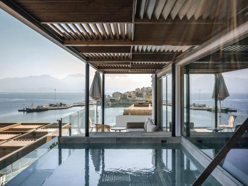 Suite Vista Mar Lujo Balcón o Terraza Premium piscina del hotel NIKO Seaside Resort Crete MGallery. Foto 1