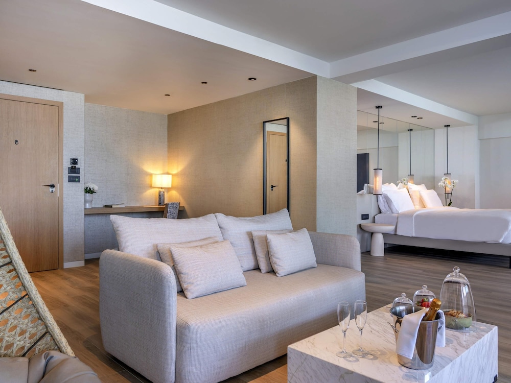 Suite Amazing Escape con Gran Piscina del hotel NIKO Seaside Resort Crete MGallery