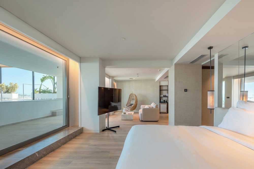 Suite Amazing Escape con Gran Piscina del hotel NIKO Seaside Resort Crete MGallery. Foto 2