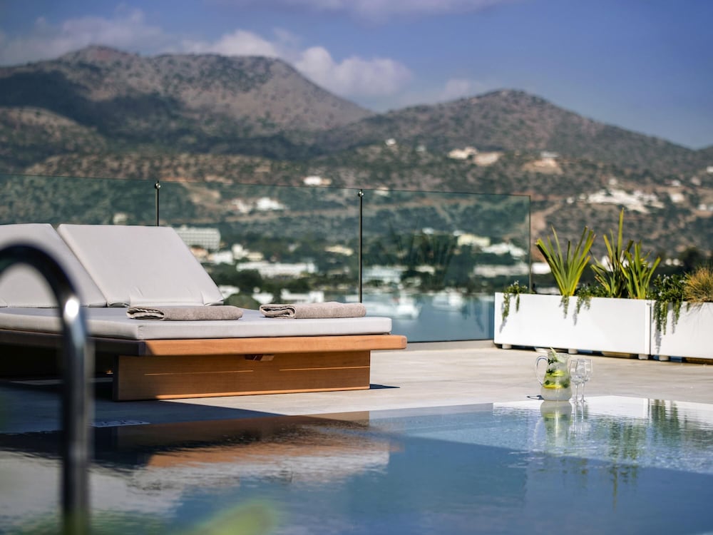 Suite Amazing Escape con Gran Piscina del hotel NIKO Seaside Resort Crete MGallery. Foto 5