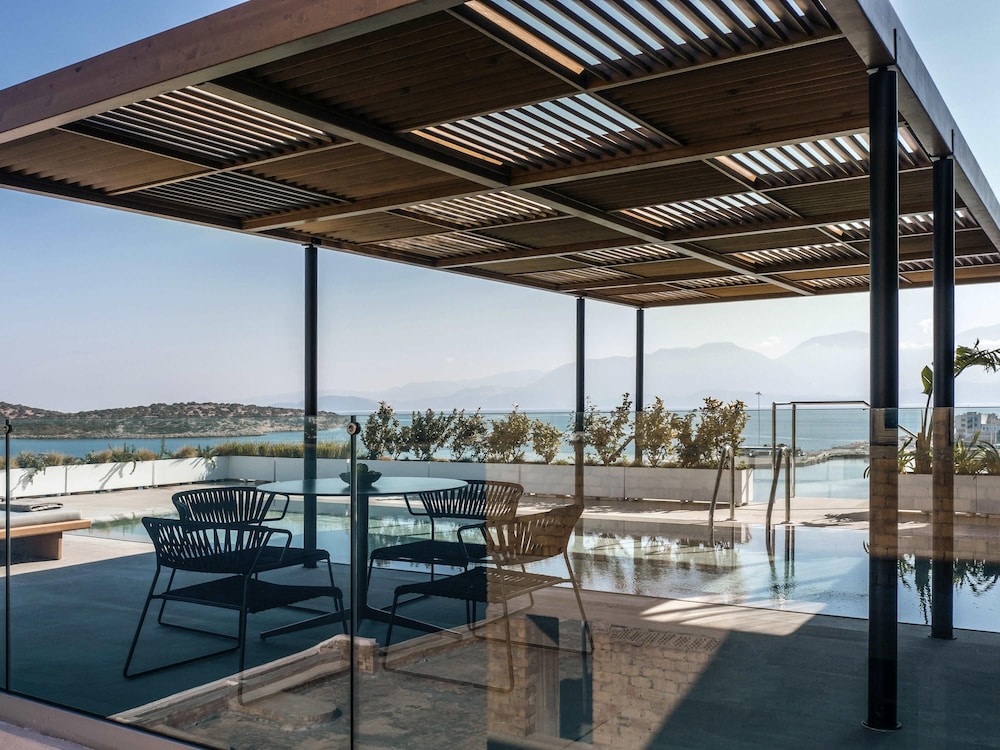 Suite Amazing Escape con Gran Piscina del hotel NIKO Seaside Resort Crete MGallery. Foto 6