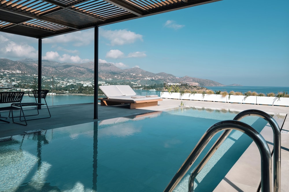 Suite Amazing Escape con Gran Piscina del hotel NIKO Seaside Resort Crete MGallery. Foto 8
