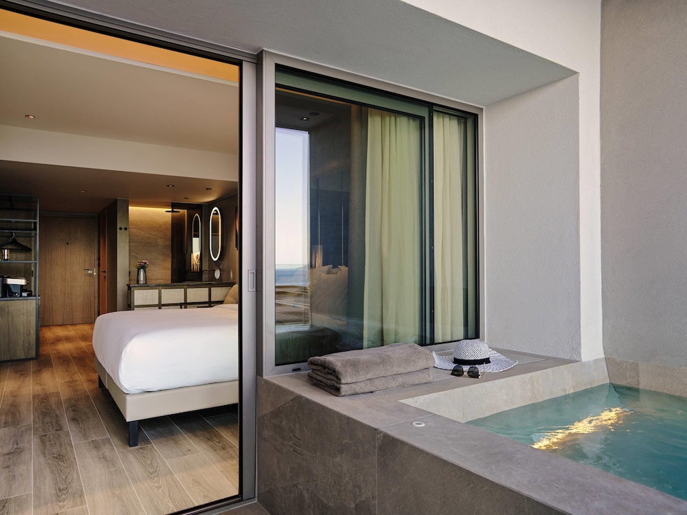 Habitación Deluxe Retreat con Piscina de Inmersión y Vistas al Atrio del hotel NIKO Seaside Resort Crete MGallery