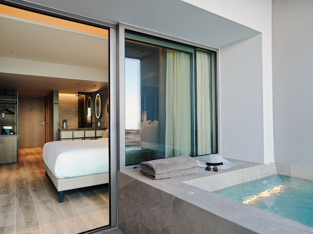 Habitación Deluxe Retreat con Piscina de Inmersión y Vistas al Atrio del hotel NIKO Seaside Resort Crete MGallery. Foto 3