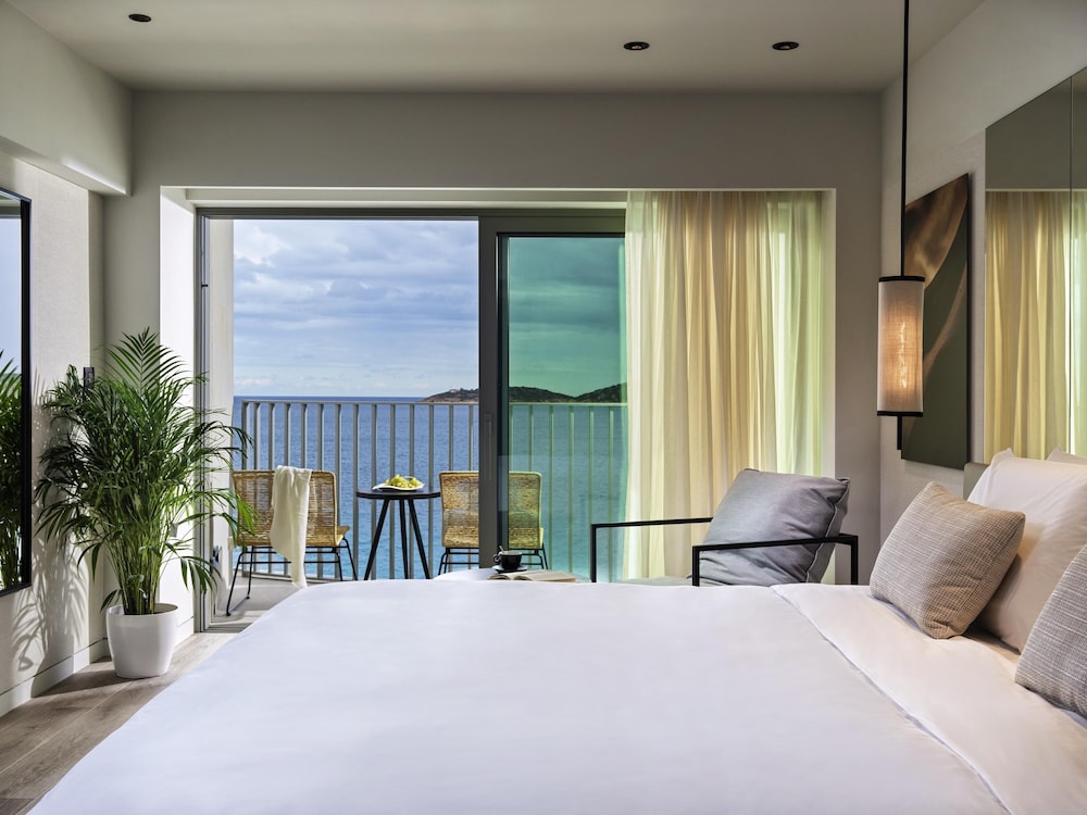 Habitación Deluxe Superior con Vistas Frontales al Mar y Balcón del hotel NIKO Seaside Resort Crete MGallery