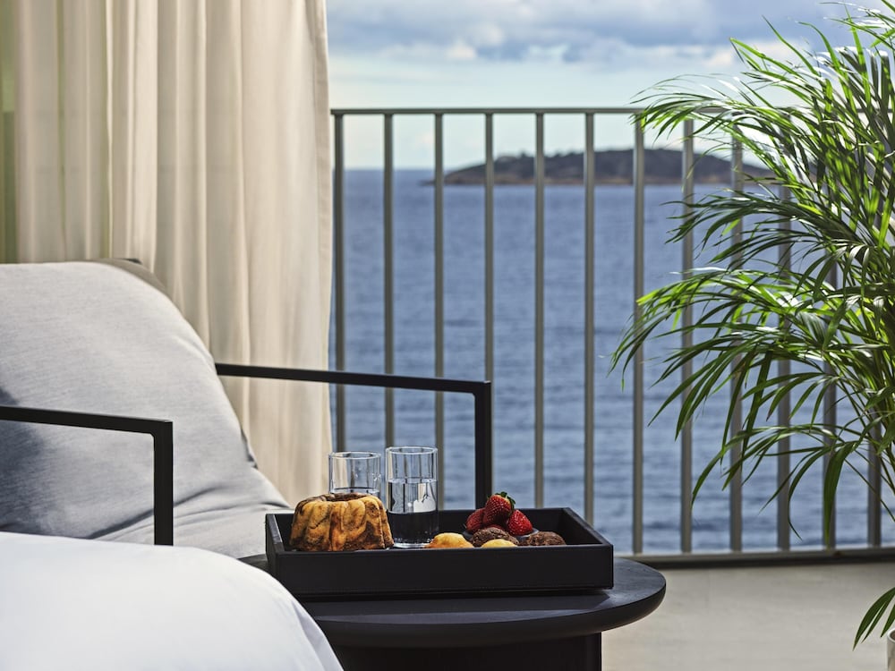 Habitación Deluxe Superior con Vistas Frontales al Mar y Balcón del hotel NIKO Seaside Resort Crete MGallery. Foto 3