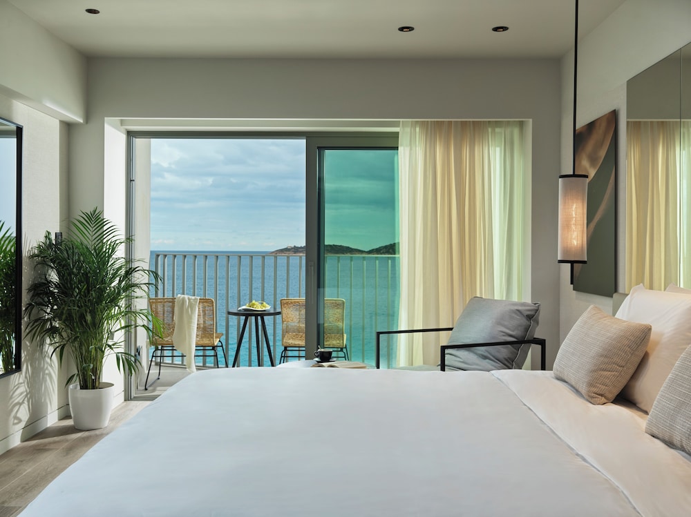 Habitación Deluxe Superior con Vistas Frontales al Mar y Balcón del hotel NIKO Seaside Resort Crete MGallery. Foto 5