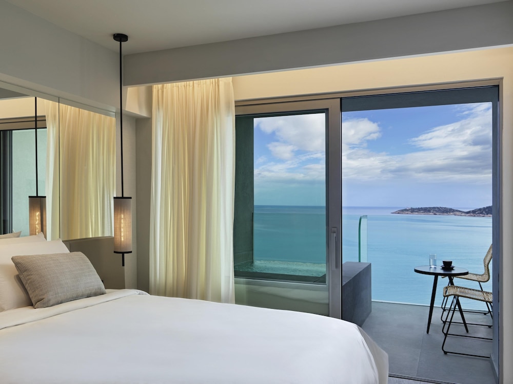 Habitación Deluxe con Espectaculares Vistas al Mar y Piscina de Inmersión del hotel NIKO Seaside Resort Crete MGallery