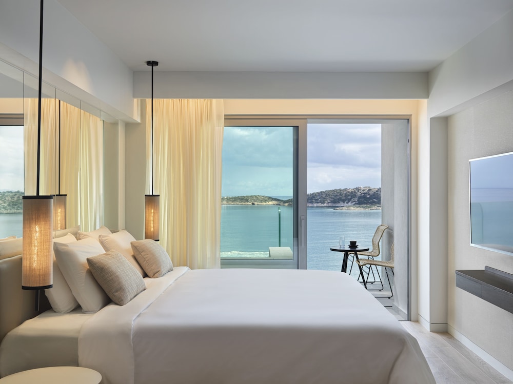 Habitación Deluxe con Espectaculares Vistas al Mar y Piscina de Inmersión del hotel NIKO Seaside Resort Crete MGallery. Foto 1