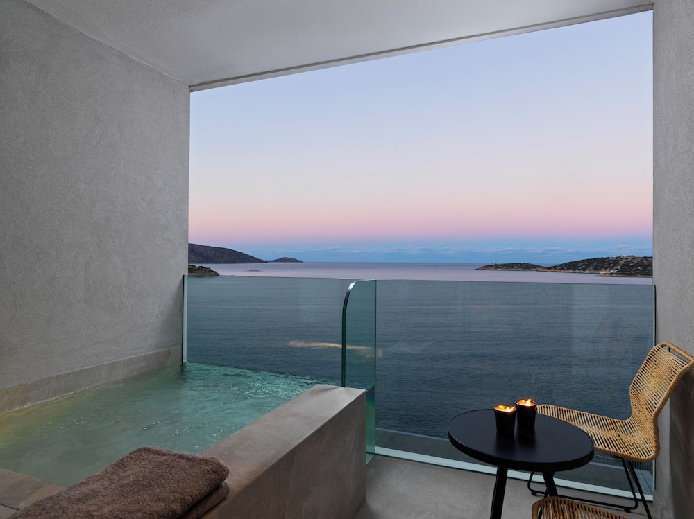 Habitación Deluxe con Espectaculares Vistas al Mar y Piscina de Inmersión del hotel NIKO Seaside Resort Crete MGallery. Foto 7