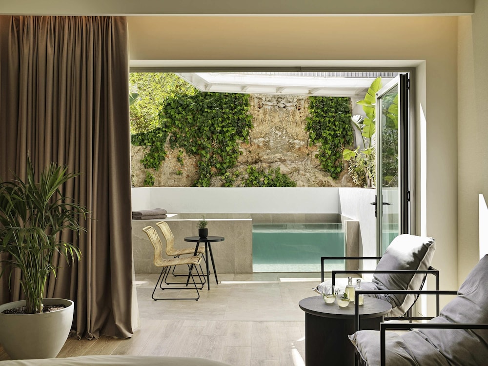 Junior Suite con Piscina de Inmersión y Vistas al Atrio del hotel NIKO Seaside Resort Crete MGallery
