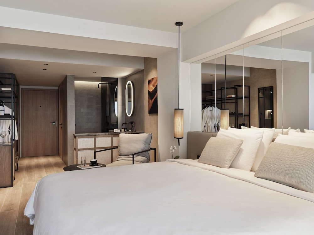 Junior Suite con Piscina de Inmersión y Vistas al Atrio del hotel NIKO Seaside Resort Crete MGallery. Foto 5