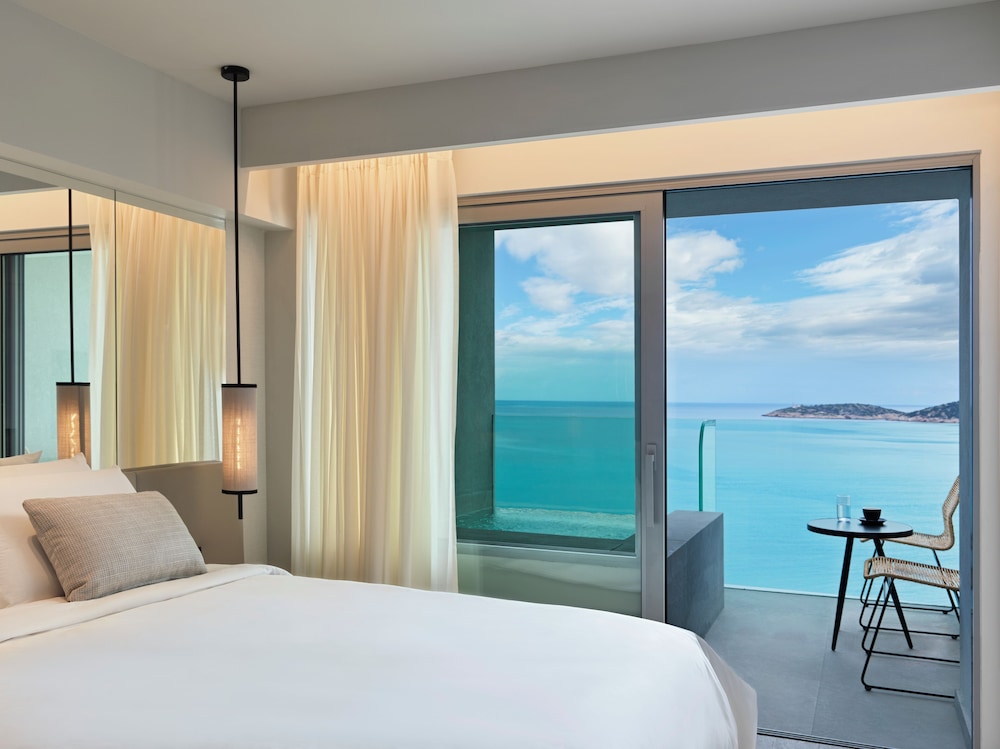 Junior Suite con Vistas Frontales al Mar y Piscina de Inmersión del hotel NIKO Seaside Resort Crete MGallery. Foto 2