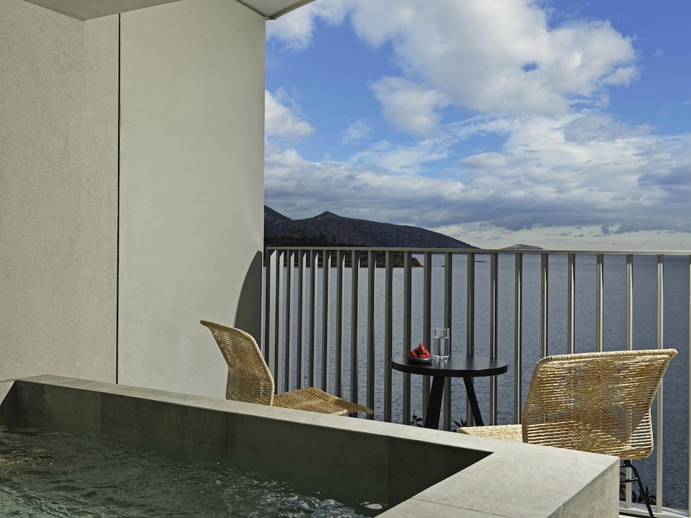 Junior Suite con Vistas Frontales al Mar y Piscina de Inmersión del hotel NIKO Seaside Resort Crete MGallery. Foto 4