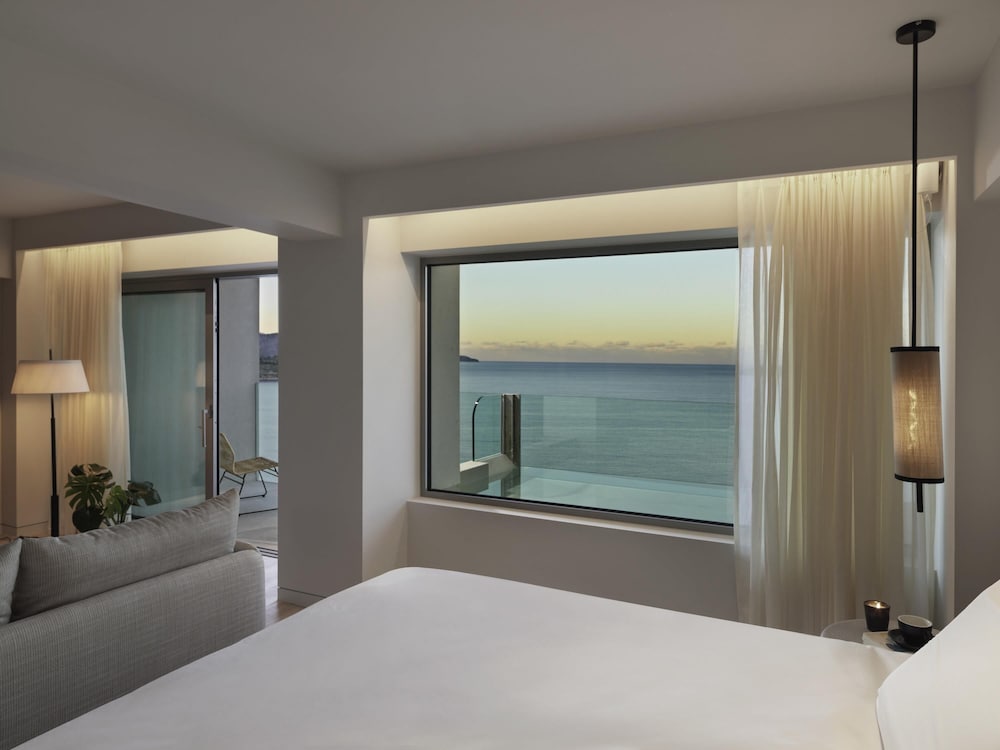 Suite con Espectaculares Vistas al Mar y Piscina de Inmersión del hotel NIKO Seaside Resort Crete MGallery