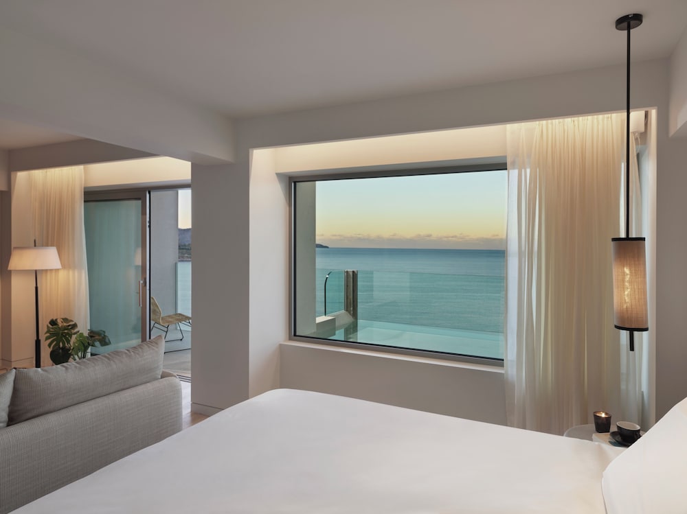 Suite con Espectaculares Vistas al Mar y Piscina de Inmersión del hotel NIKO Seaside Resort Crete MGallery. Foto 1
