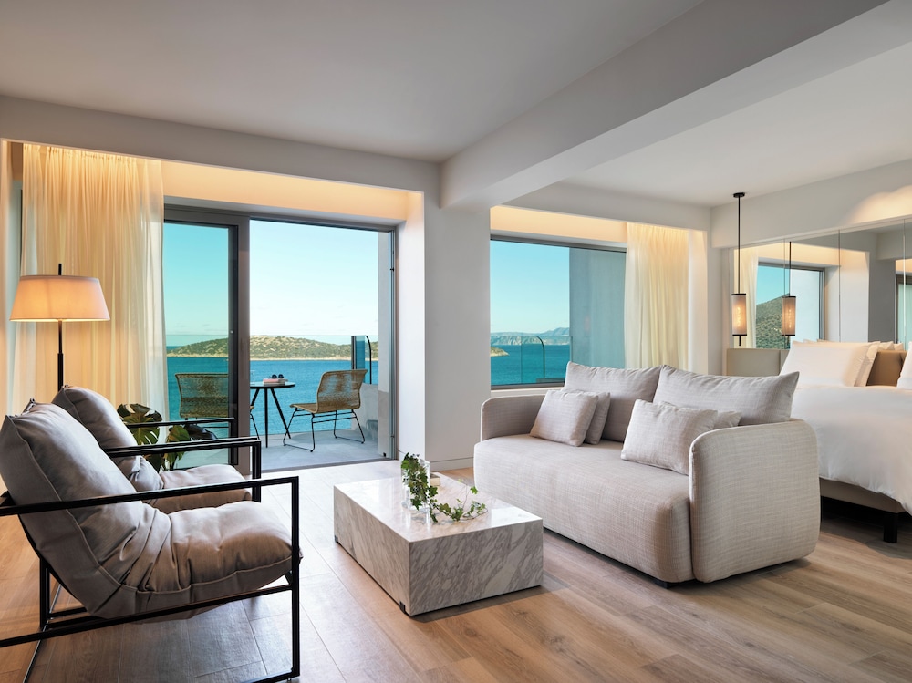 Suite con Espectaculares Vistas al Mar y Piscina de Inmersión del hotel NIKO Seaside Resort Crete MGallery. Foto 2