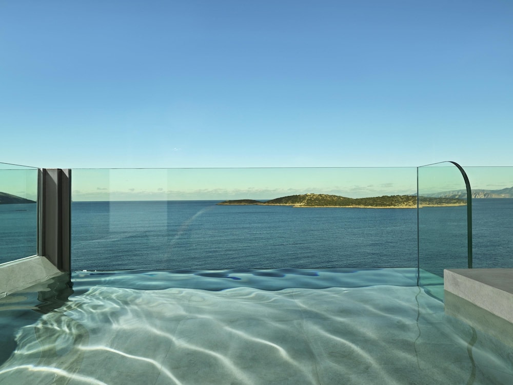 Suite con Espectaculares Vistas al Mar y Piscina de Inmersión del hotel NIKO Seaside Resort Crete MGallery. Foto 3