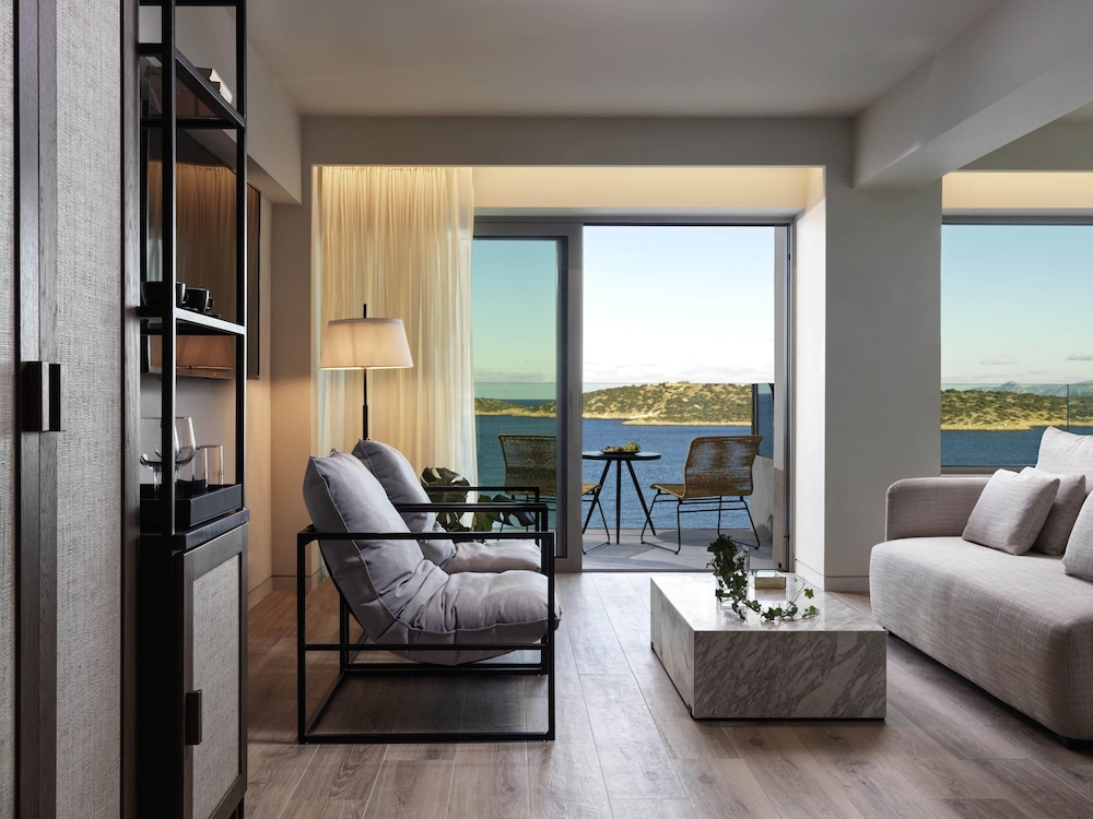 Suite con Espectaculares Vistas al Mar y Piscina de Inmersión del hotel NIKO Seaside Resort Crete MGallery. Foto 5