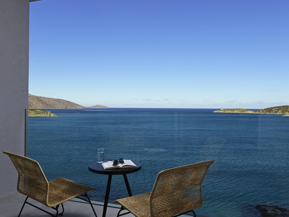 Suite con Espectaculares Vistas al Mar y Piscina de Inmersión del hotel NIKO Seaside Resort Crete MGallery. Foto 6