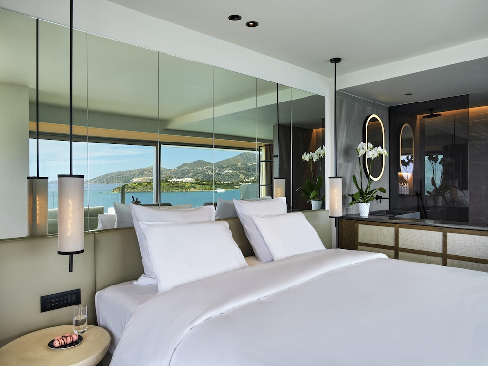 Suite Premier con Vistas al Mar y Piscina Privada del hotel NIKO Seaside Resort Crete MGallery