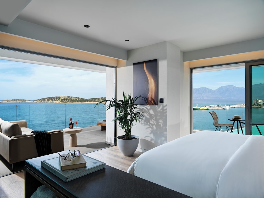 Suite Premier con Vistas al Mar y Piscina Privada del hotel NIKO Seaside Resort Crete MGallery. Foto 1