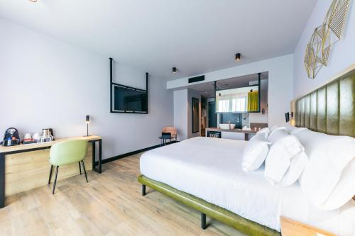 Habitación Doble Deluxe con vistas - 1 cama grande del hotel Barcelo Budapest